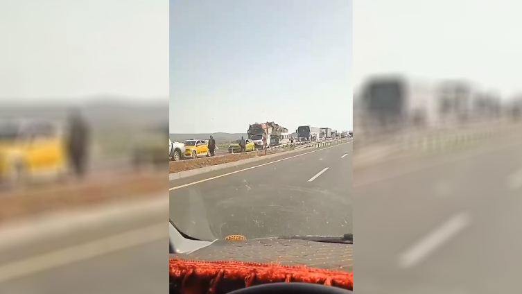 Diyarbakır karayolunda tır devrildi